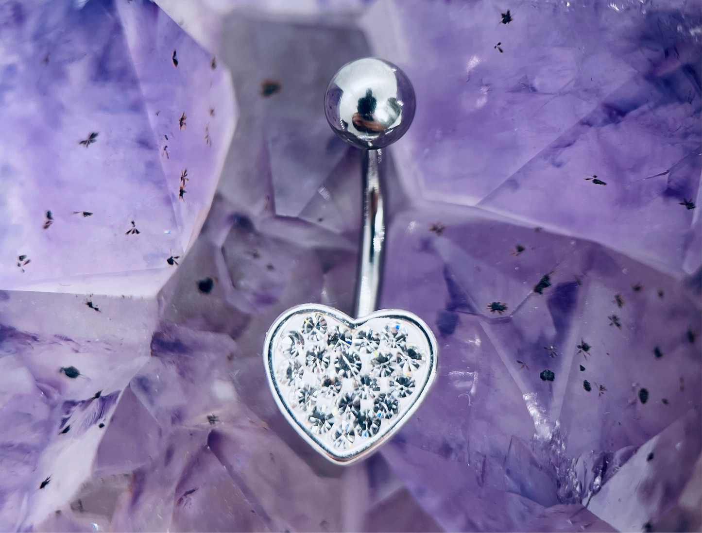 Piercing buric cu inimă albă