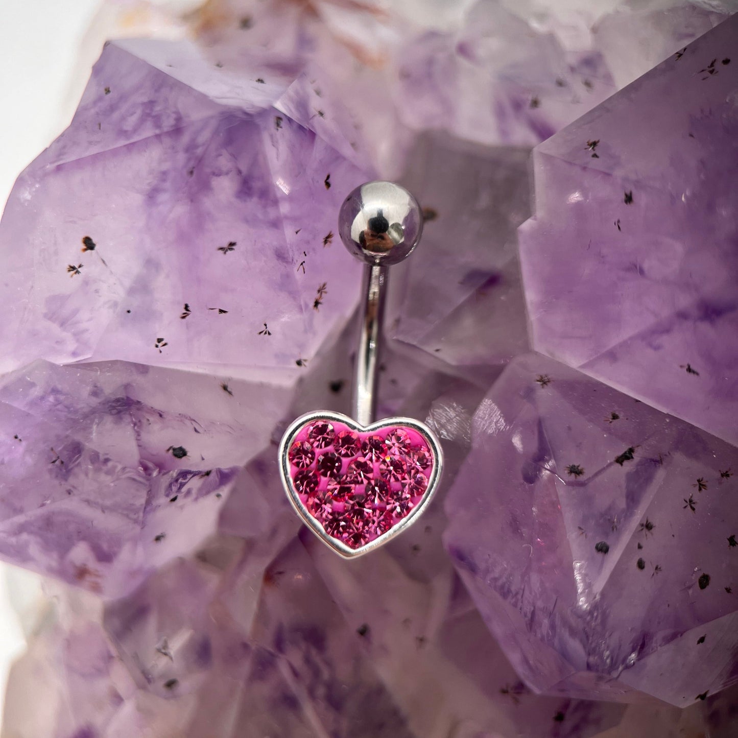 Piercing buric cu inimă roz