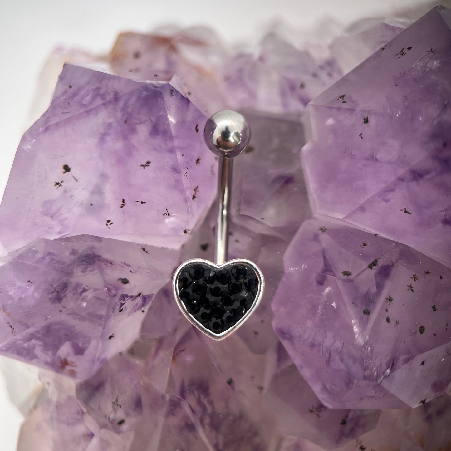 Piercing buric cu inimă neagră