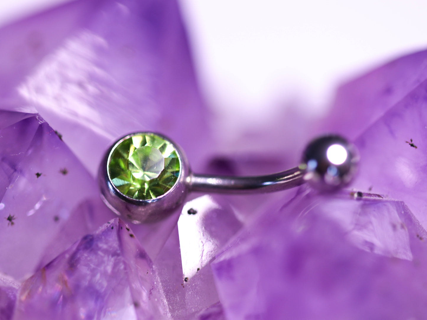 Piercing buric cu piatră verde