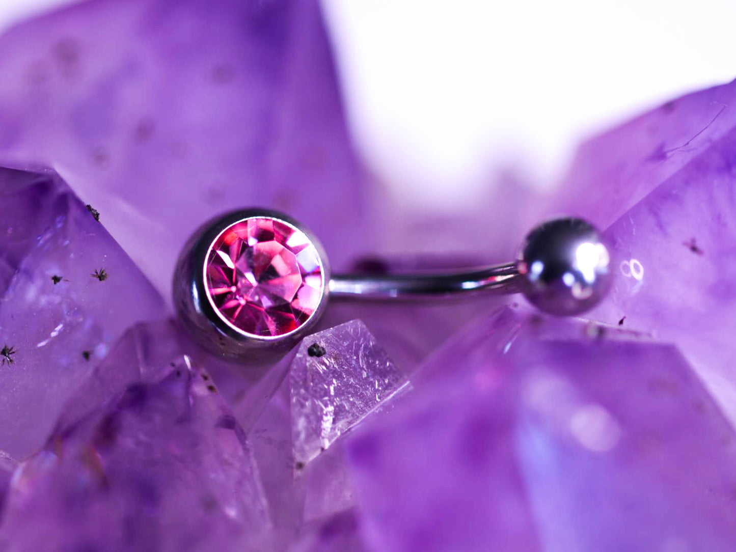 Piercing buric cu piatră roz