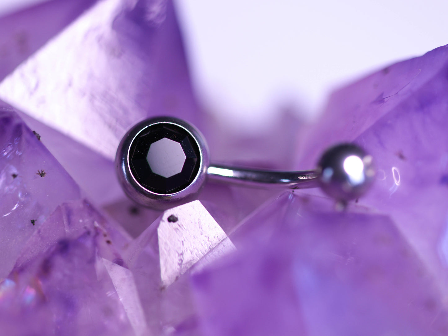 Piercing buric cu piatră neagră