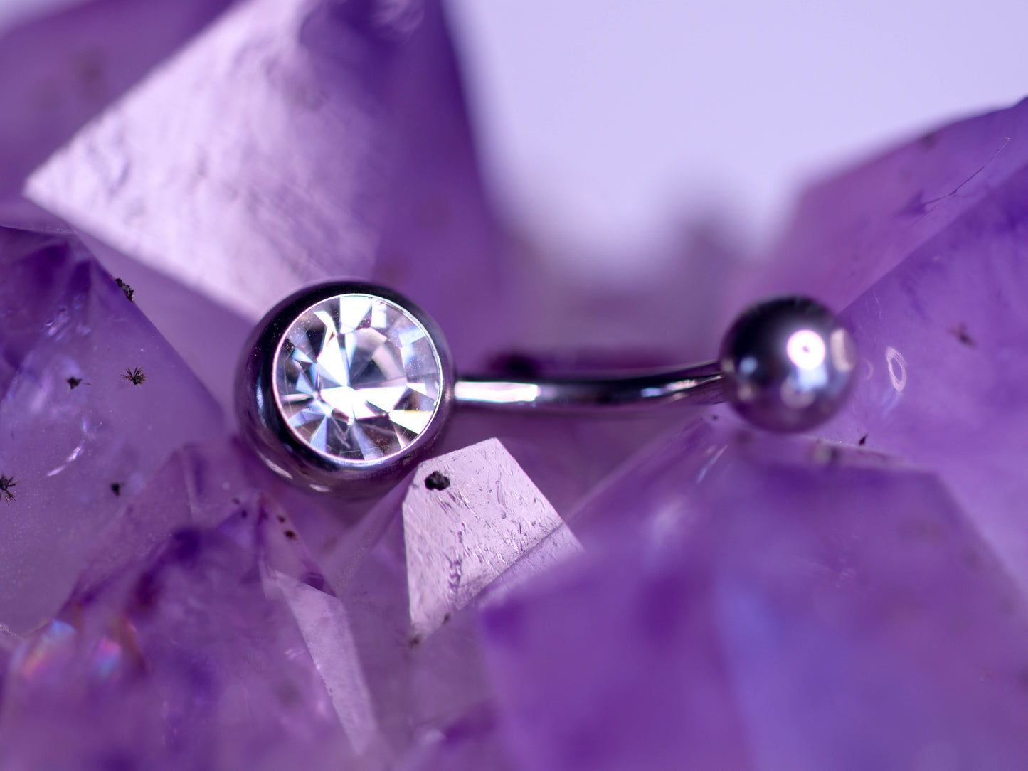 Piercing buric cu piatră albă