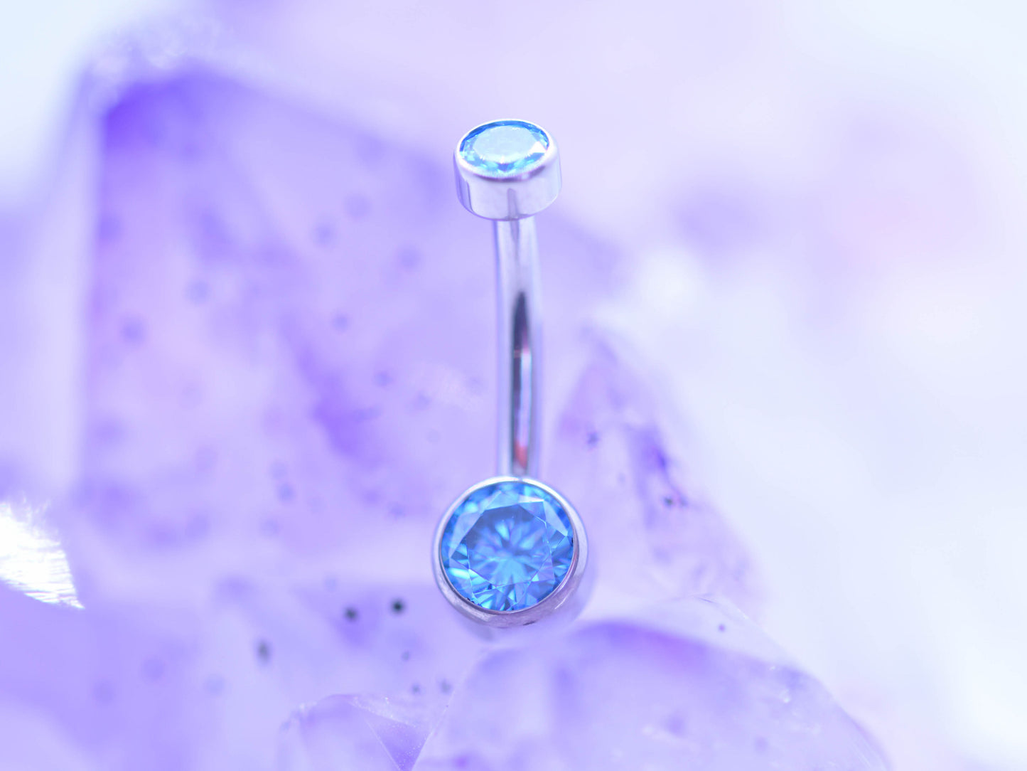 Piercing buric din titan cu pietre albastre