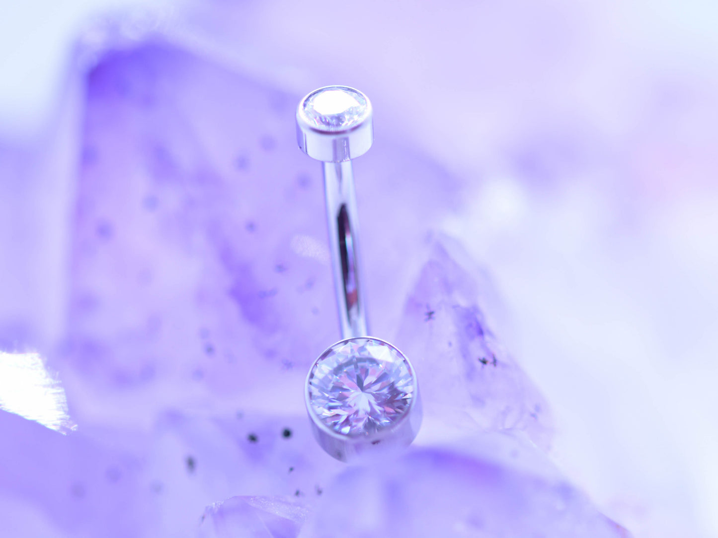 Piercing buric din titan cu pietre albe