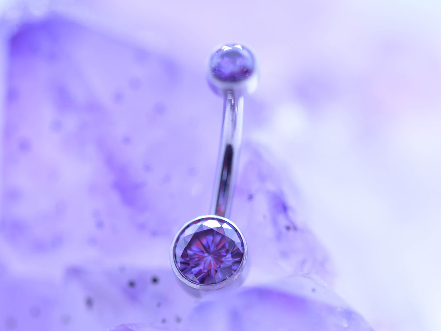 Piercing buric din titan cu pietre mov