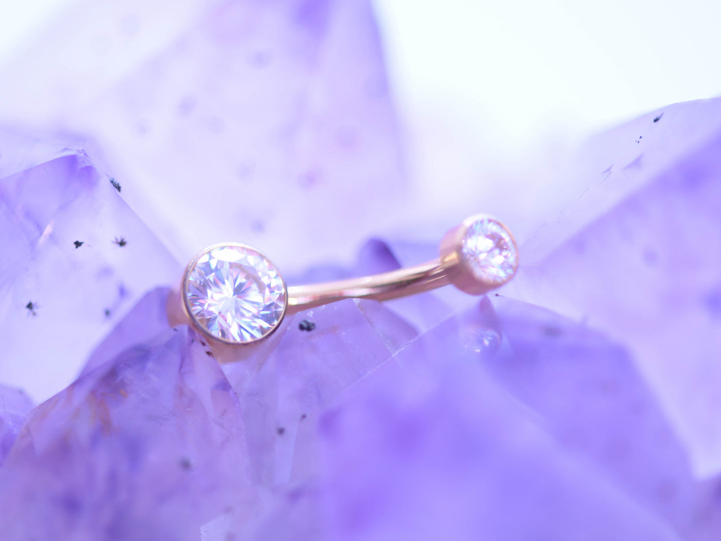 Piercing buric cu pietre albe din titan placat cu aur