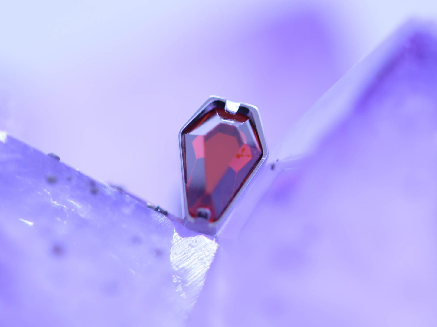 Labret Coffin cu piatră roșie
