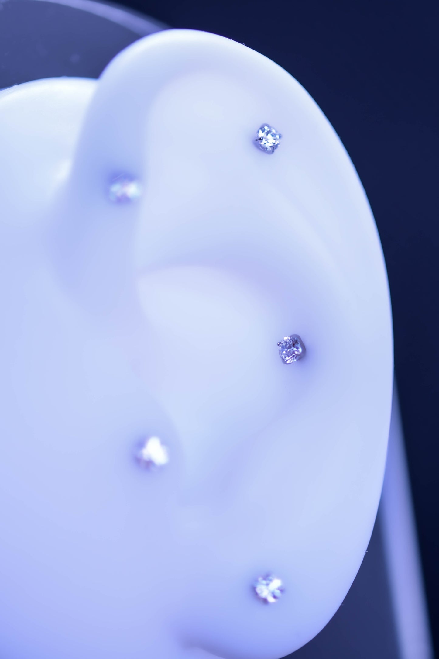 Labret titan cu piatră albă auriu