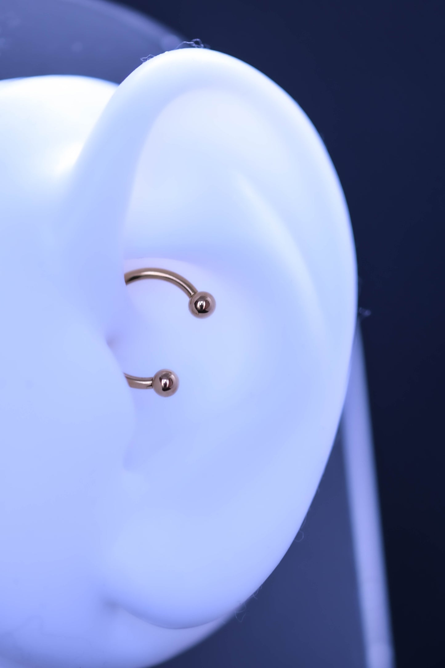 Potcoavă titan cu bile aurie