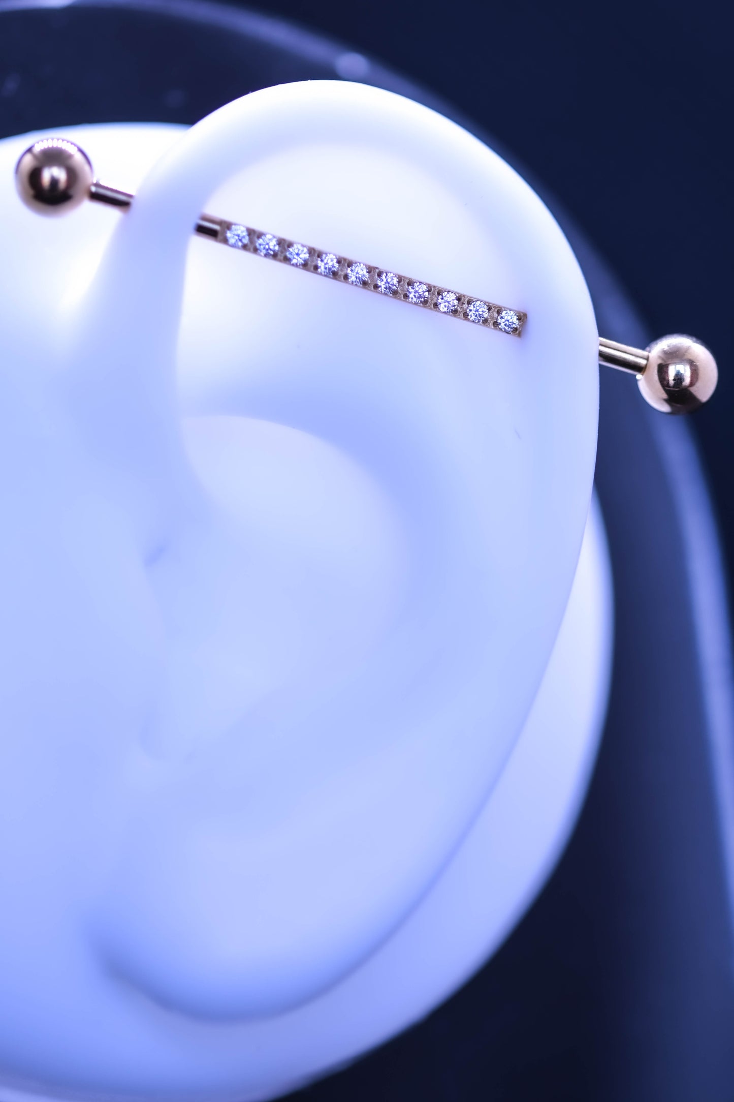 Tijă industrială aurie cu pietre albe