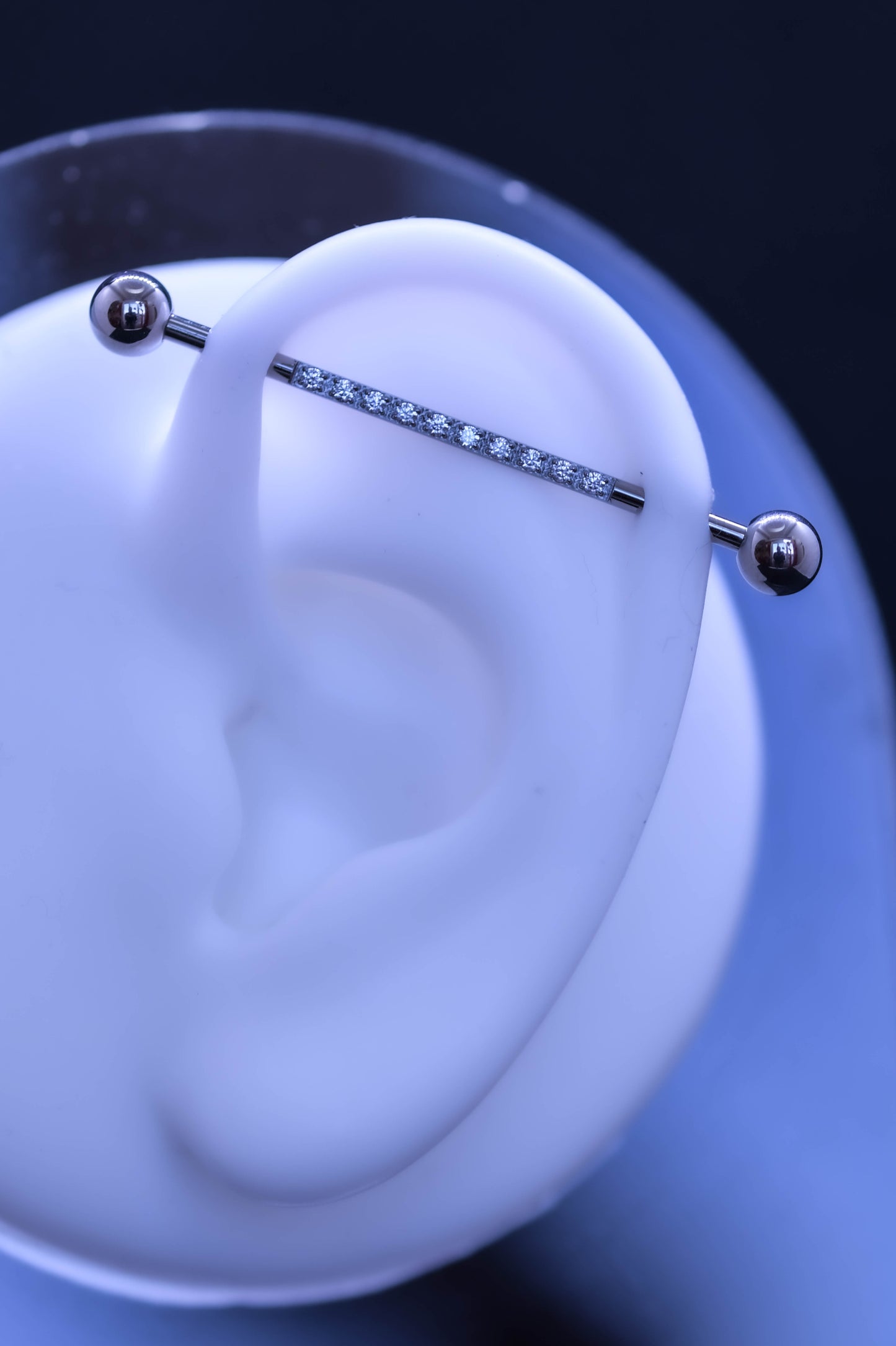 Tijă industrială cu pietre albe