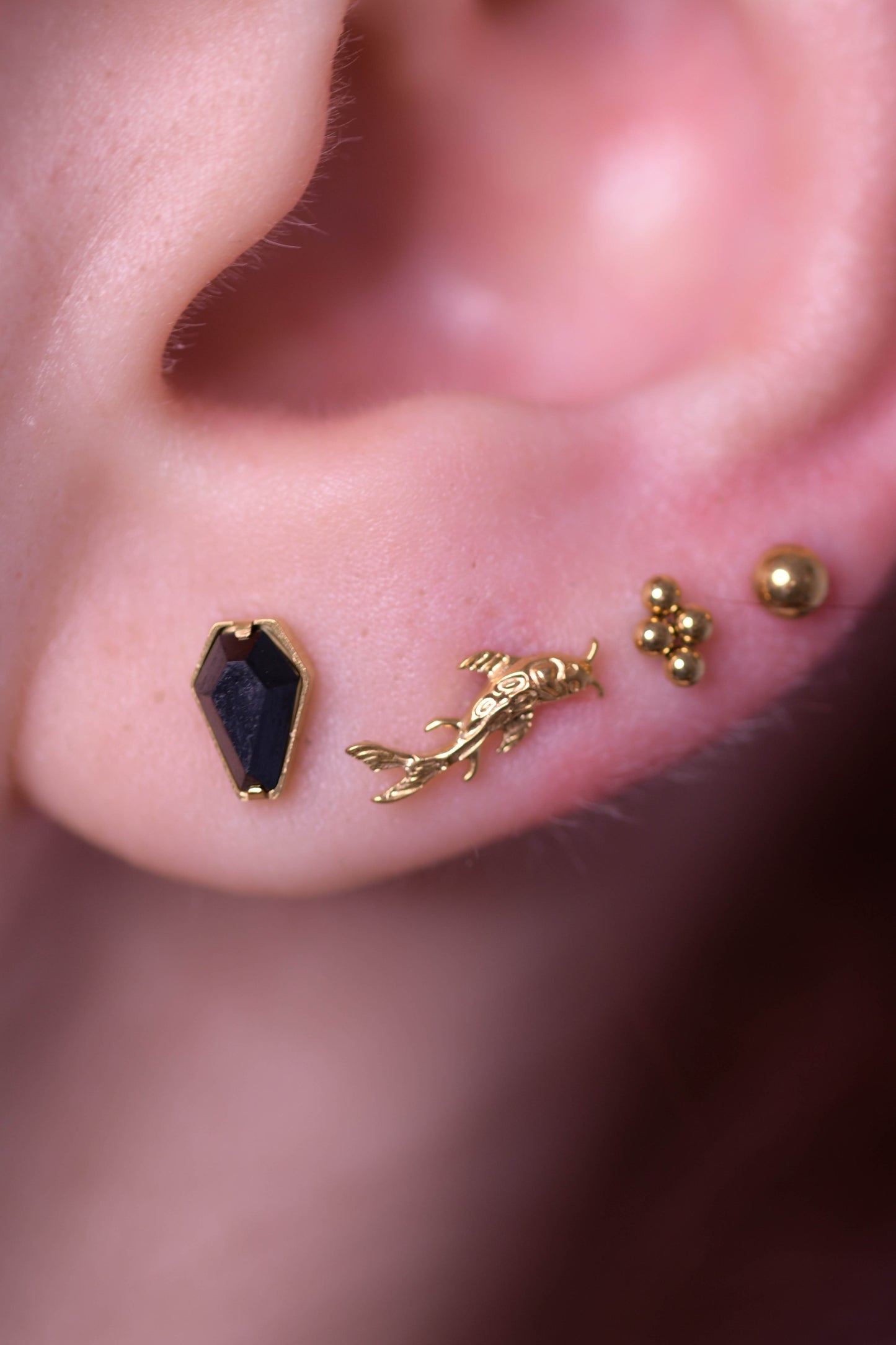 Labret Coffin auriu cu piatră roșie