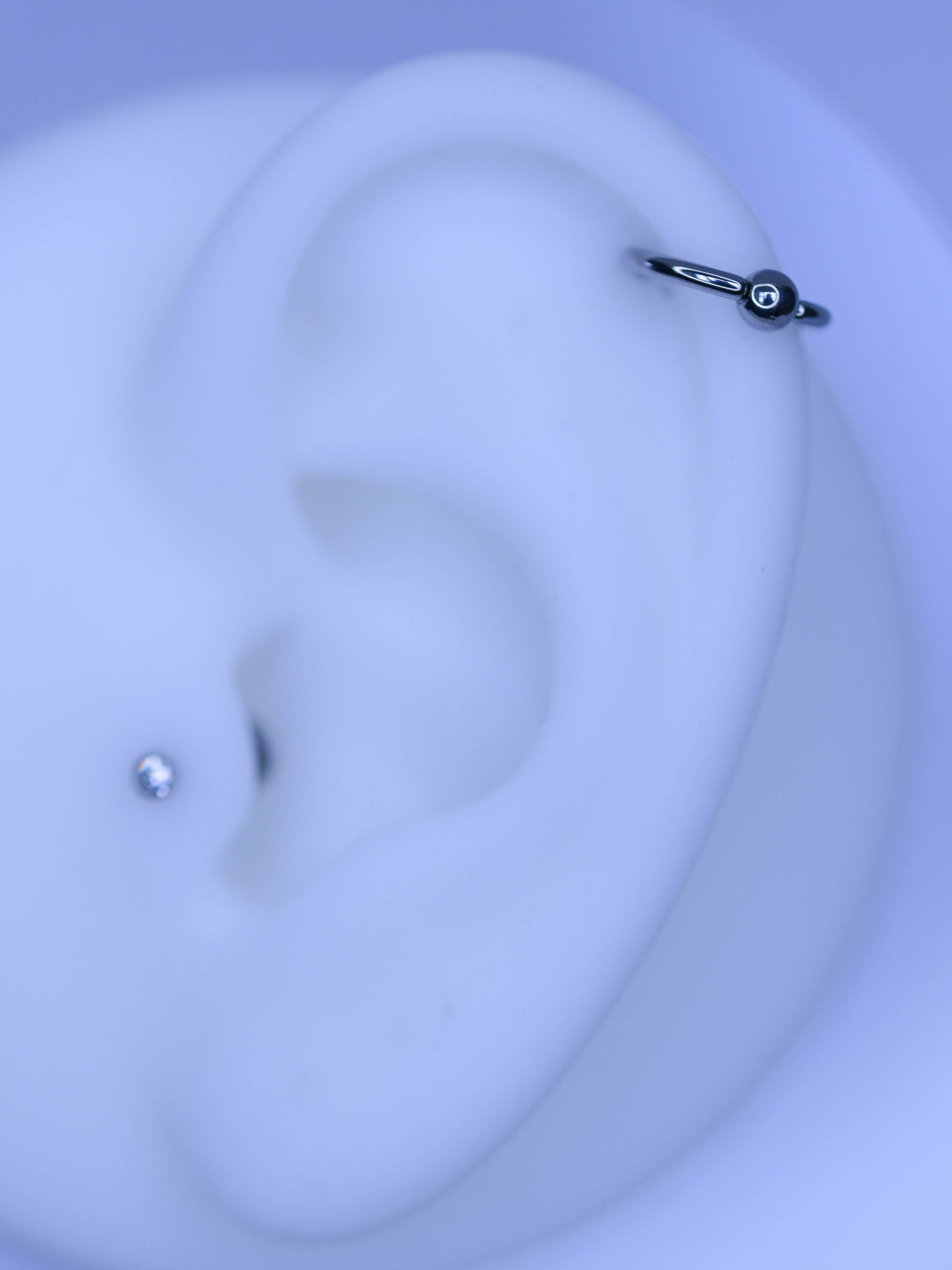 Cercel cu bilă captivă