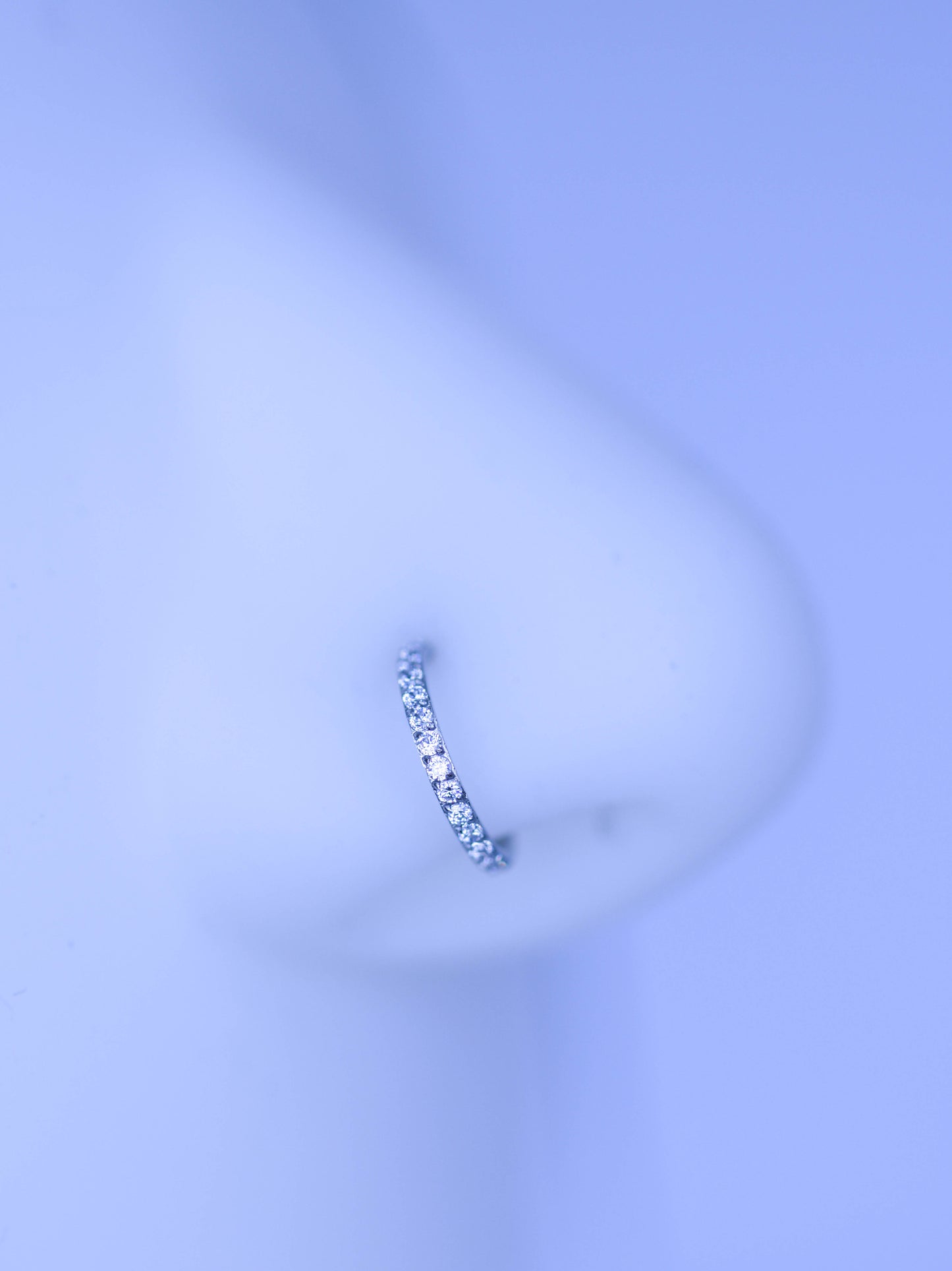 Clicker cu pietre albe