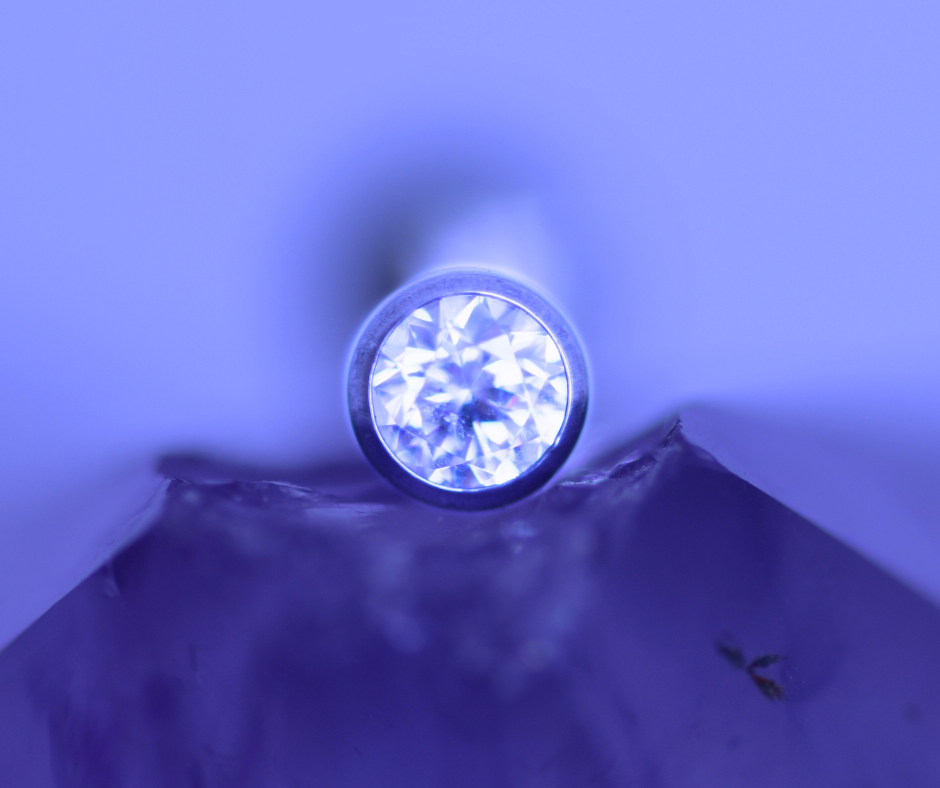 Labret titan cu piatra alba rotunda