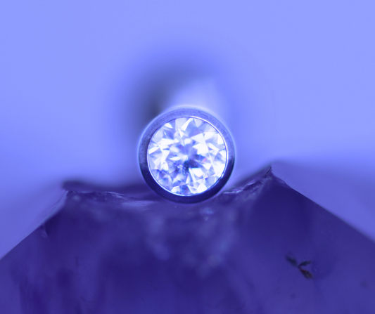 Labret titan cu piatra alba rotunda