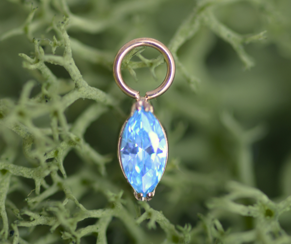 Charm Oval Albastru auriu