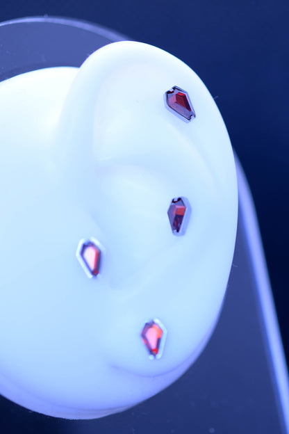 Labret Coffin cu piatră roșie