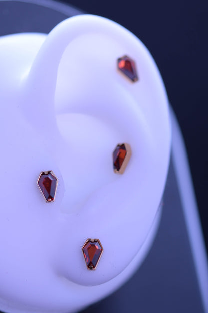 Labret Coffin auriu cu piatră roșie